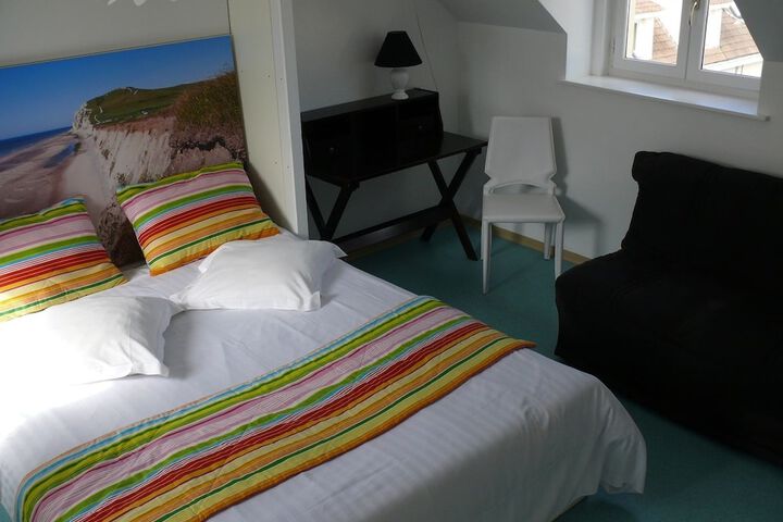 Room 4 of 100