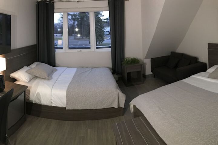1 Queen Bed (2 of 20)
