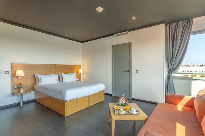 Room 28 of 74