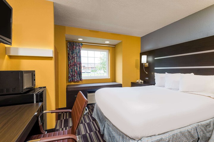 1 Queen Bed Accessible Room (3 of 21)