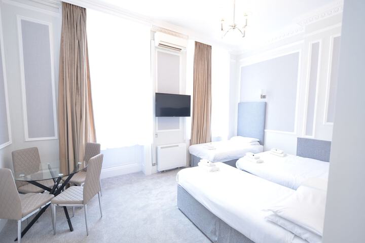 Room 25 of 371