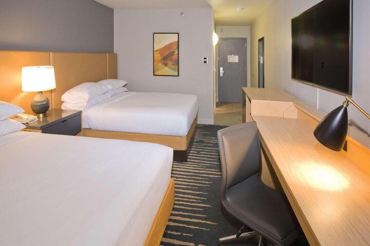 2 Queen Beds (5 of 6)