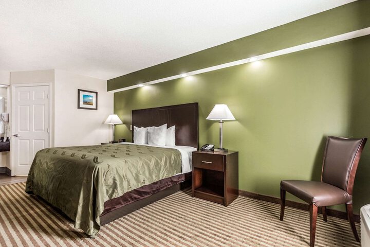 1 King Bed Accessible (4 of 7)