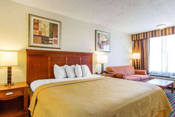 1 Queen Bed (6 of 7)