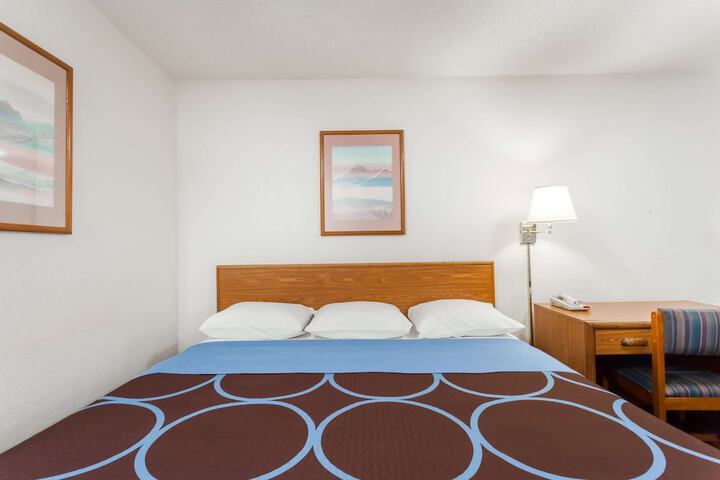 1 King Bed Mobility Hearing Accessible Room Bathtub with Grab Bars (4 of 18)