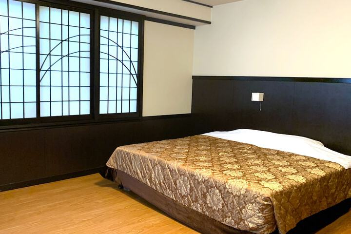 Room 4 of 77