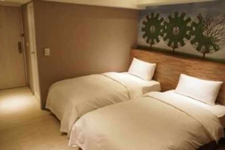 Room 11 of 16