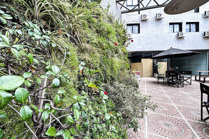 Hotel Exterior 34 of 37
