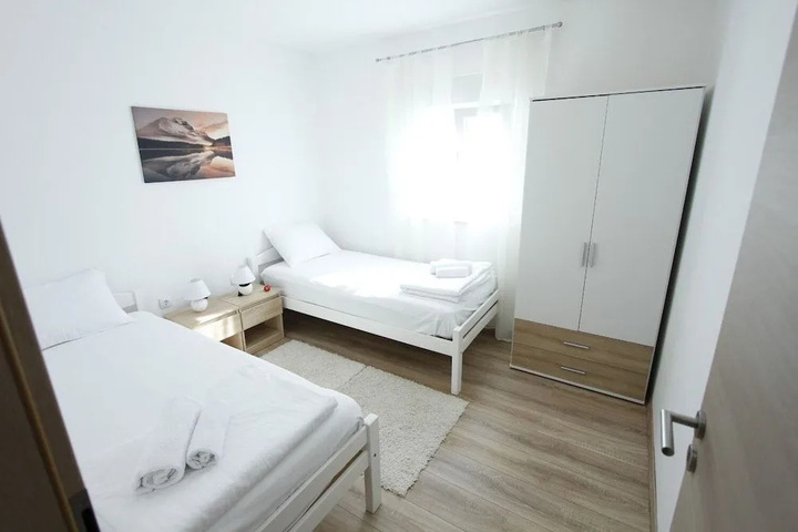Room 4 of 18