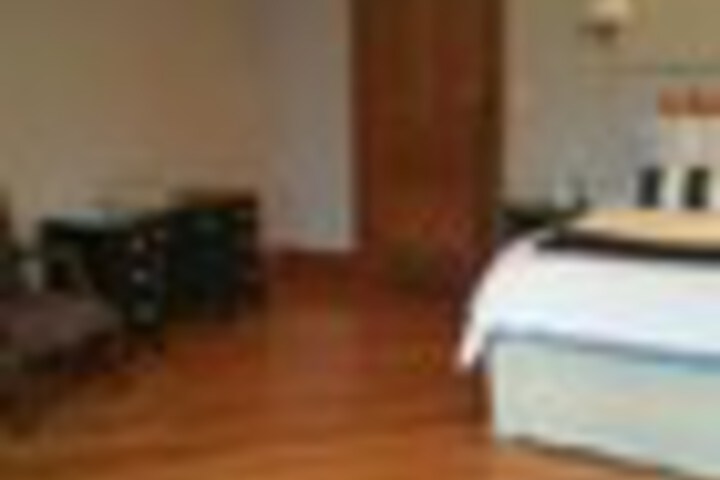 Room 32 of 198