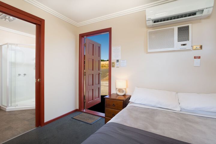 Room 25 of 76