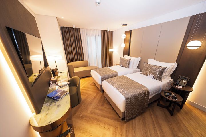 Room 42 of 200