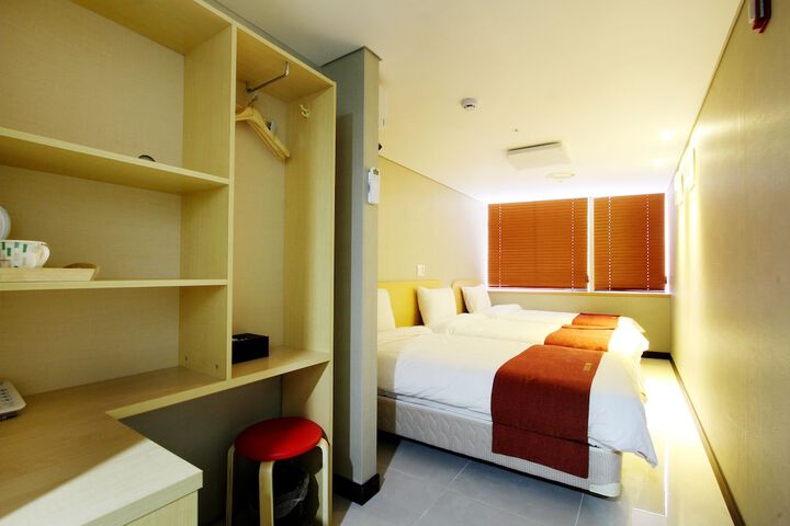 Room 5 of 50