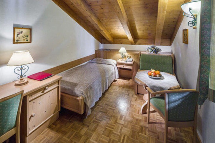 Room 6 of 24