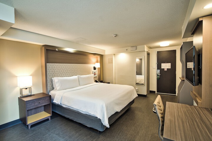 1 Queen Bed (12 of 12)