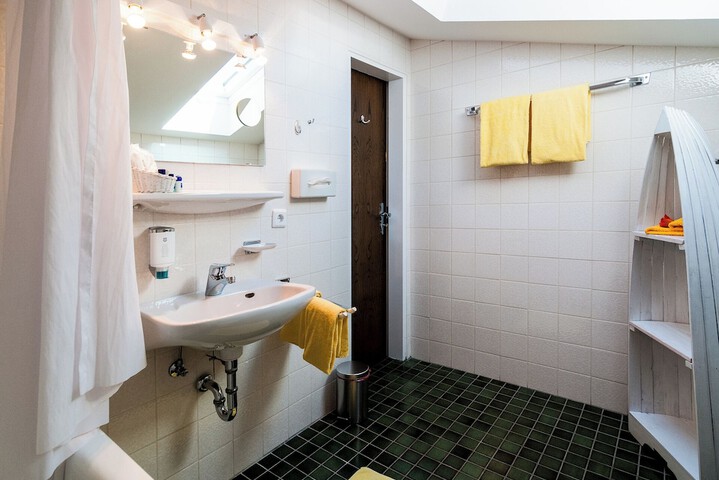 Room 32 of 40
