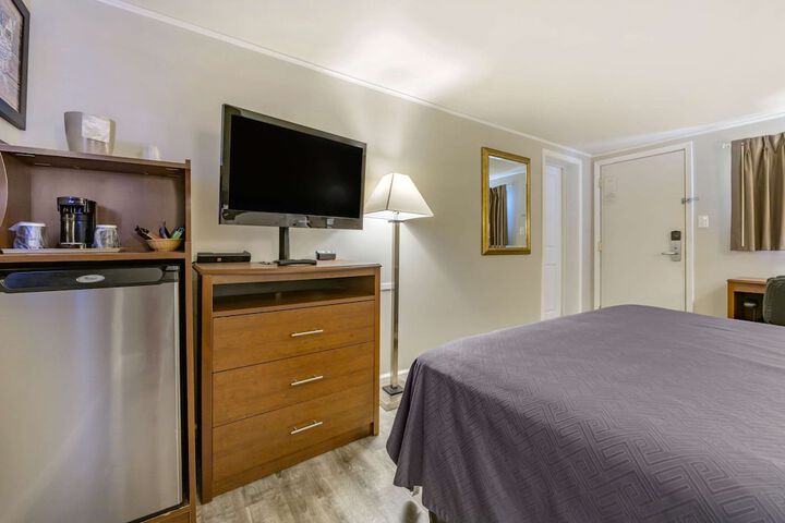 1 King Bed (8 of 12)