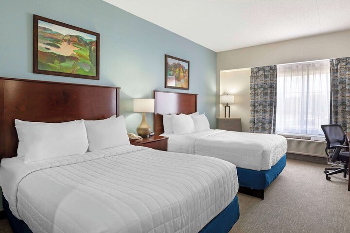 2 Queen Beds (3 of 10)