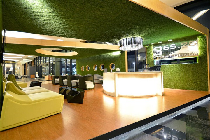 Lounge 87 of 89
