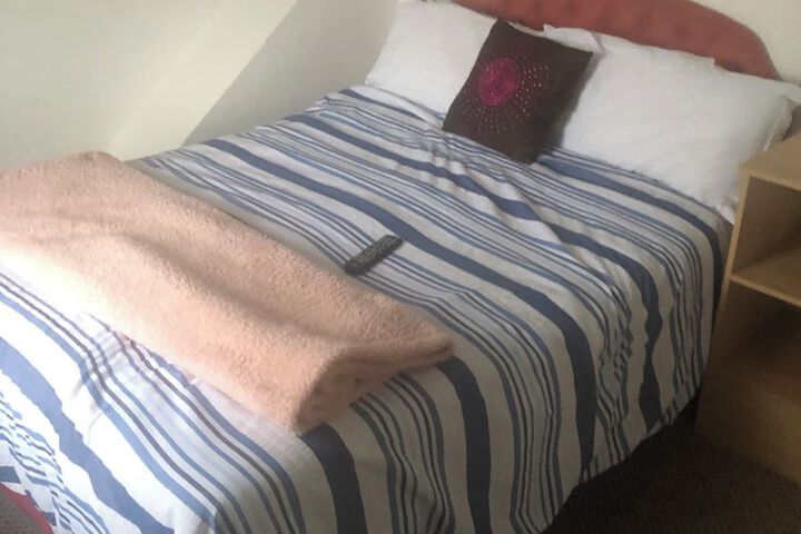 Room 4 of 8
