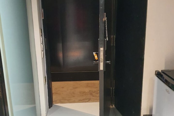 Room 32 of 66
