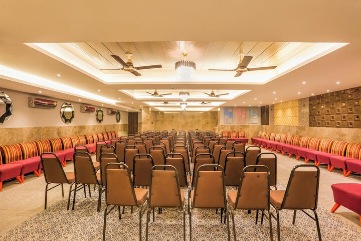 Ballroom/Hall 21 of 23