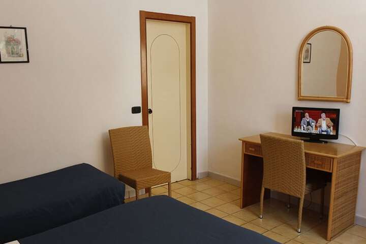 Room 11 of 37
