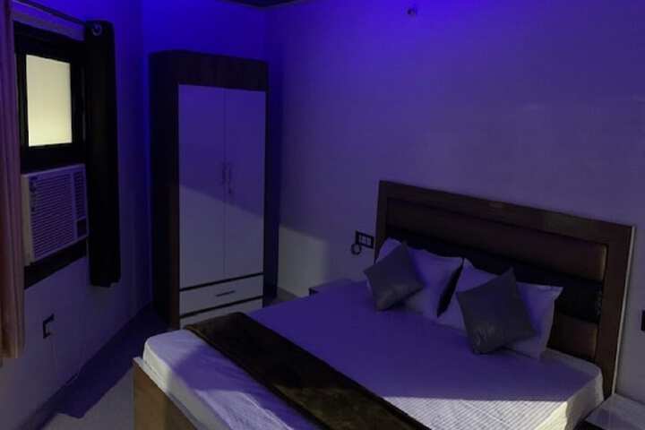 Room 7 of 11