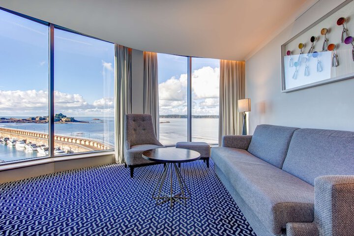 Room 42 of 118
