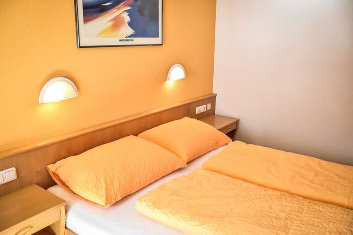 Room 6 of 76