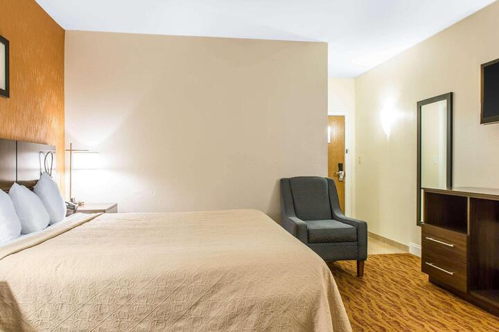 1 King Bed (4 of 6)