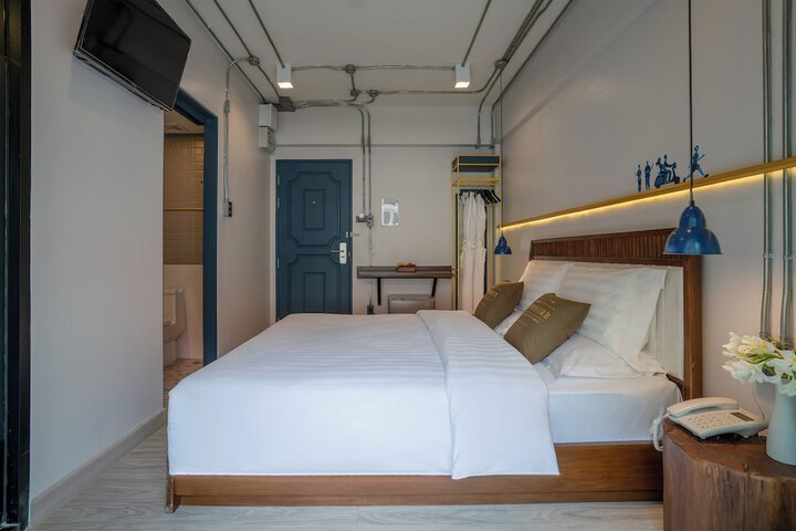 Room 6 of 33