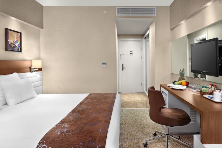 Room 11 of 77