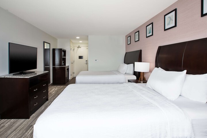 2 Queen Beds with Lounge Chair (9 of 16)