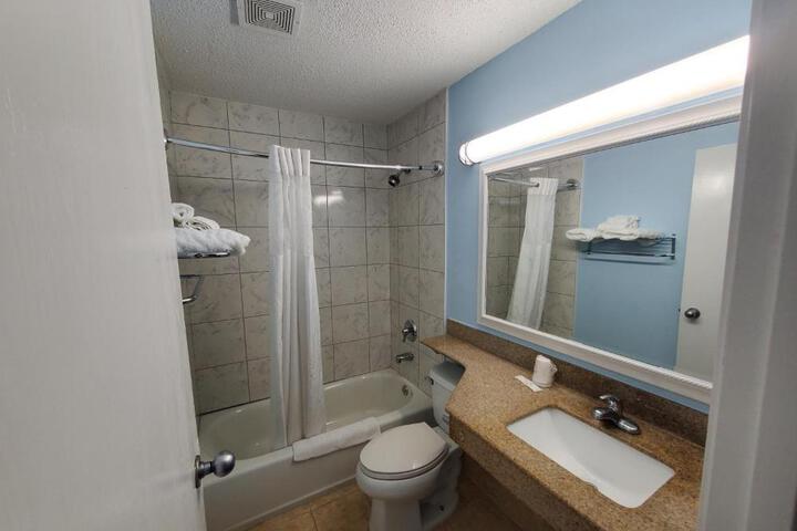 1 Queen Bed (5 of 11)