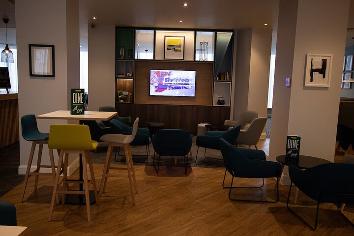Lounge 145 of 210