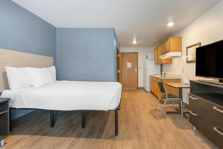 Standard Studio 1 Queen Bed (1 of 11)