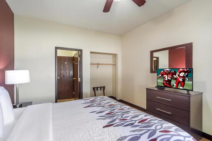 Superior King Bed with Sofa (11 of 25)