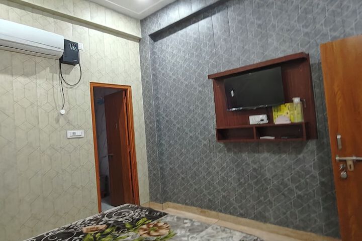 Room 8 of 28
