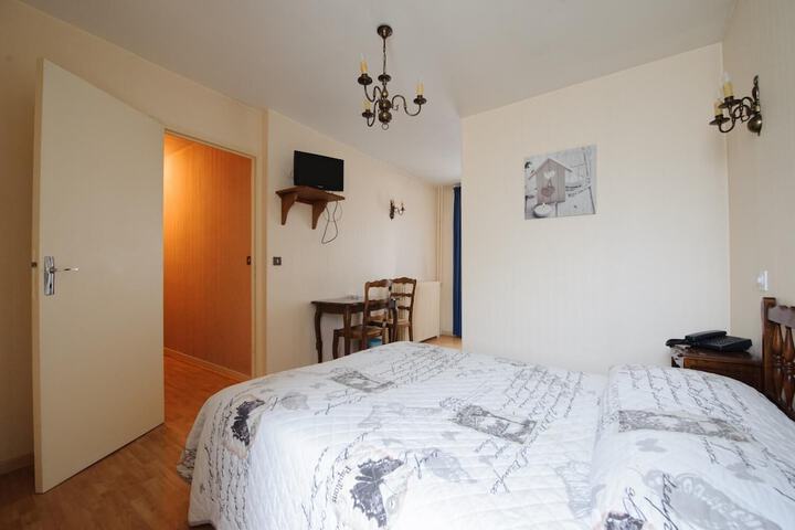 Room 5 of 16