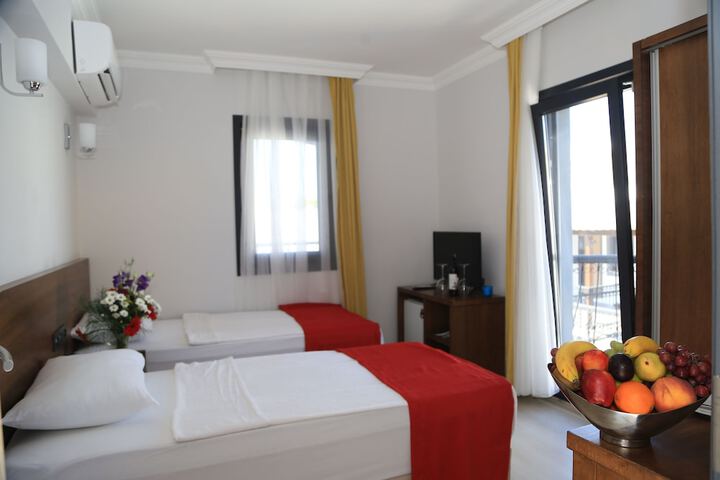 Room 6 of 76