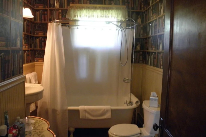 Room 11 of 24