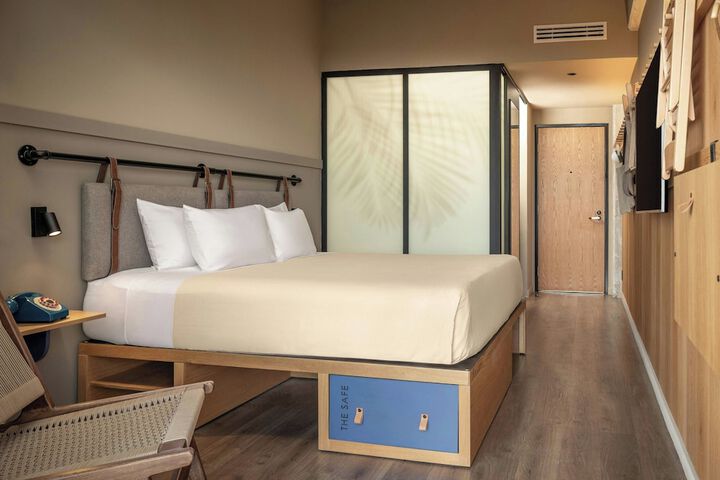 Room 53 of 110