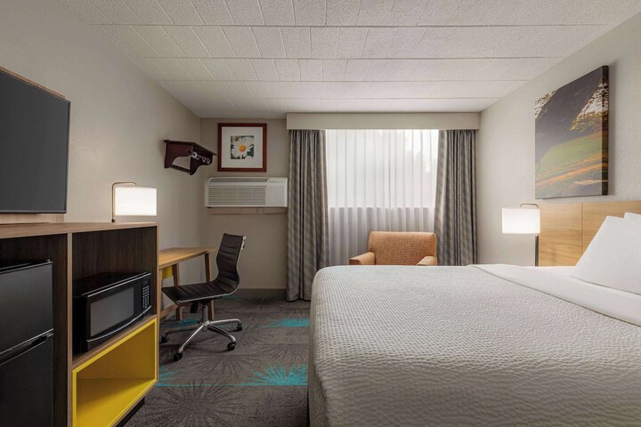 1 Queen Bed (4 of 21)