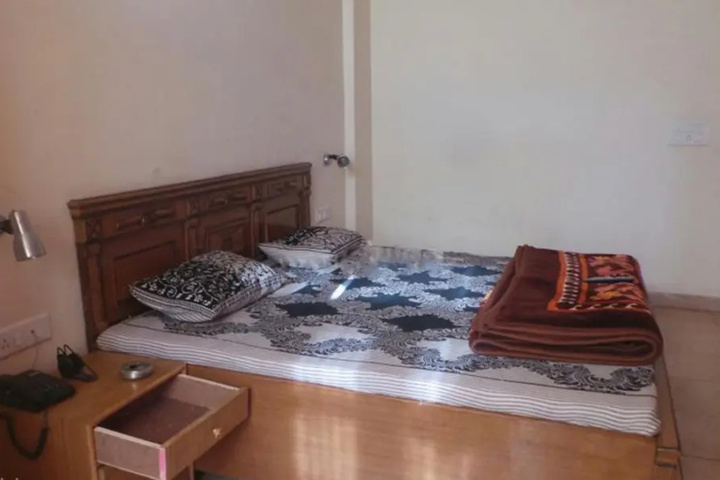 Room 4 of 9