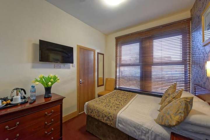 Room 8 of 12