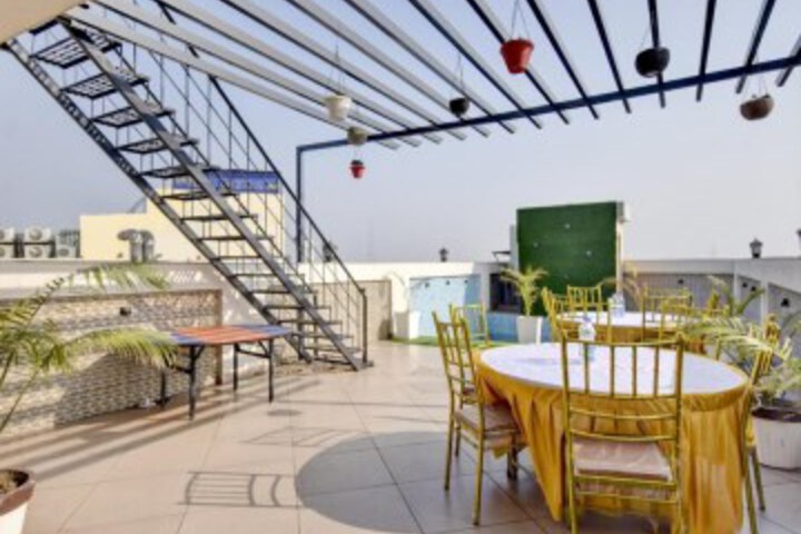 Capital O ASR434 Hotel Golden Feather