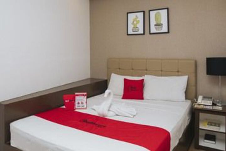 RedDoorz Plus at Balagtas Makati