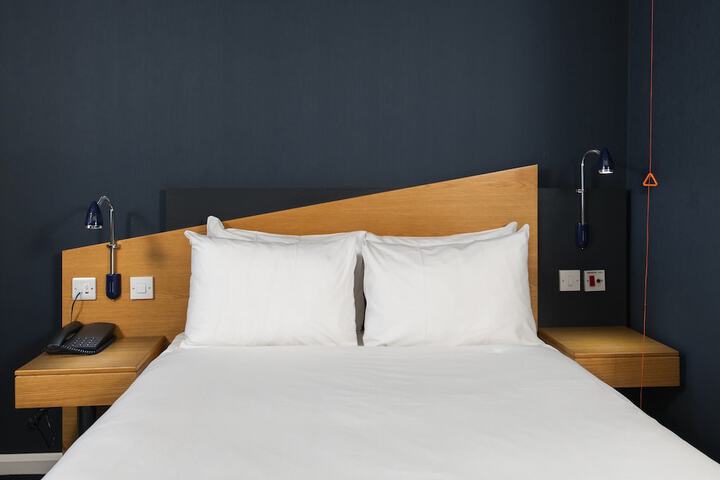 Room 9 of 30