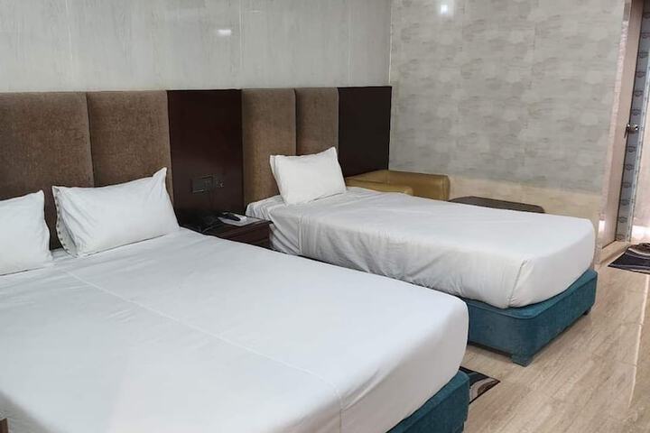 Room 4 of 8